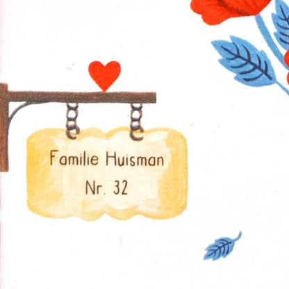 Close up van personalisatie op tegeltje met naam en huisnummer, omgeven door bloemen