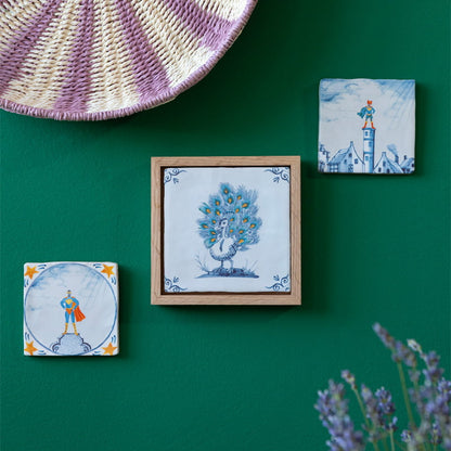 Tegeltje pauw met bloemen op groene muur