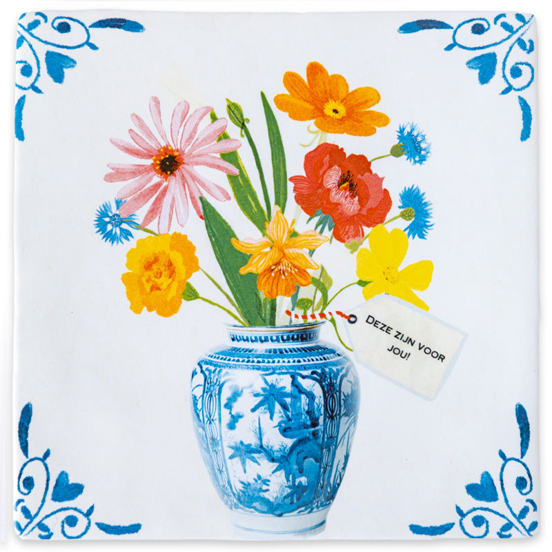 Bos bloemen in een oud-Hollandse vaas met in de hoeken van de tegel Delfts blauwe ornamenten