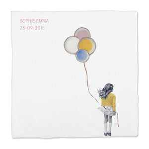meisje in geel vestje met tros ballonnen in pastelkleuren