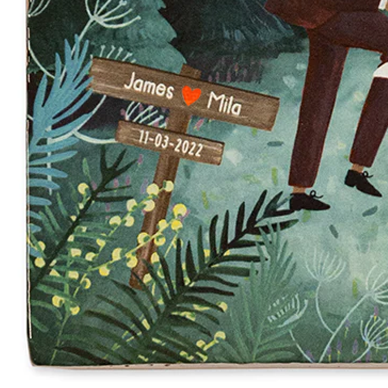 Close up van personalisatie met namen en trouwdatum op houten bordje op trouwtegel 'Our wedding night, variant 1'