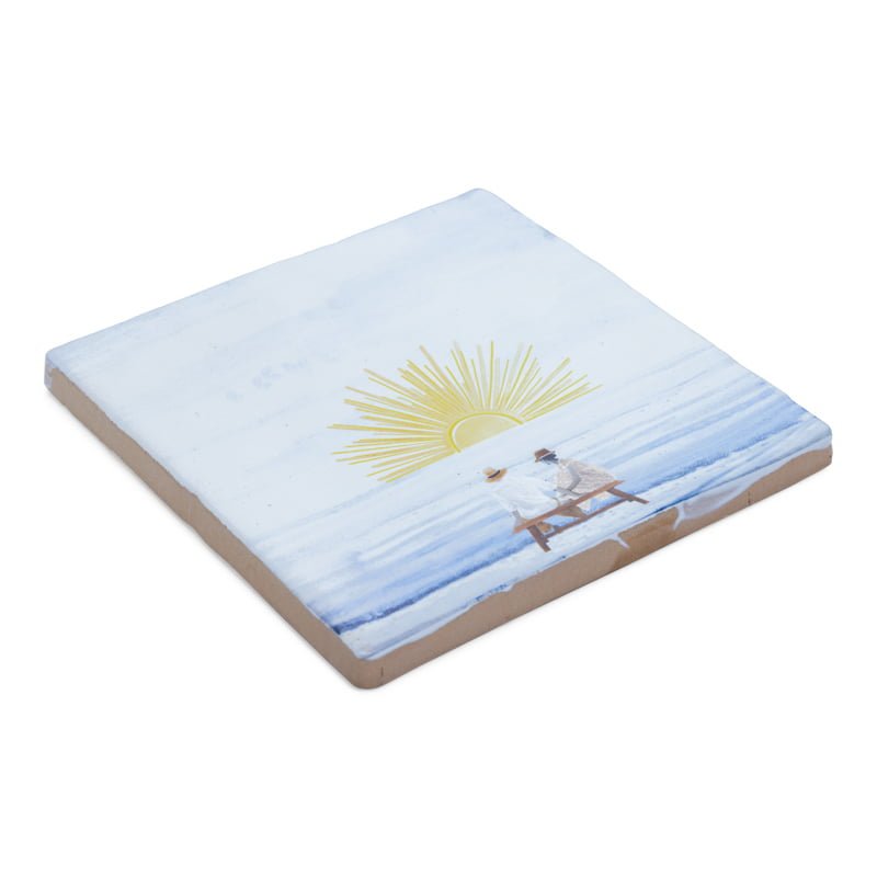 Delfts blauw handgebakken tegeltje met zonsondergang en twee mensen op bankje