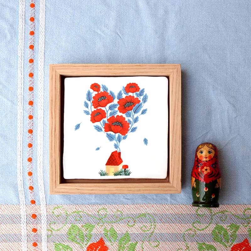 'Waar liefde is' tegeltje met bloemen kringelend uit de schoorsteen van een huisje
