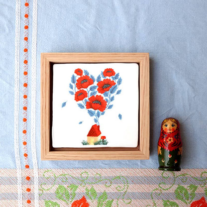 'Waar liefde is' tegeltje met bloemen kringelend uit de schoorsteen van een huisje