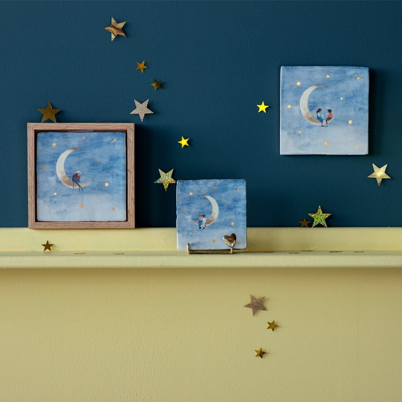 tegeltjes met blauwe lucht, de maan, omlijst met gouden sterretjes