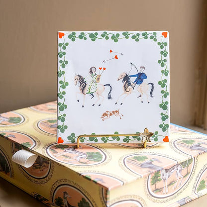Huwelijkscadeau tegeltje met paarden en hartjes, op cadeaudoos geplaatst