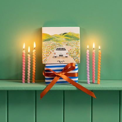 Huwelijkscadeau tegeltje met auto, op cadeau met kaarsen