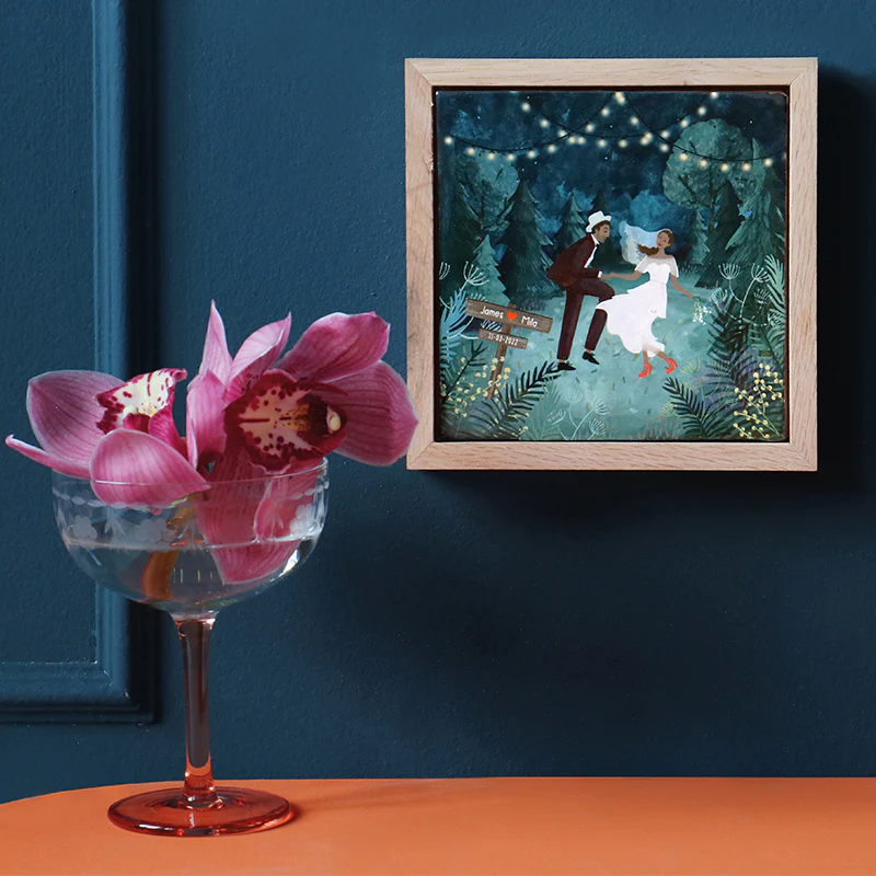 Huwelijkstegel 'Our wedding night, variant 1' met dansend koppel in het bos in eikenhouten frame.