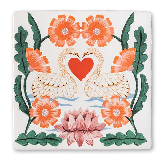 Huwelijkscadeau tegeltje met zwanen, decoratief afgewerkt met bloemen en hartje