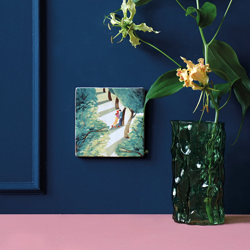 Huwelijkscadeau tegeltje met kussend stel, bevestigt op blauwe muur