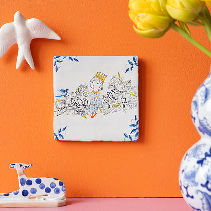 Fiep Westendorp tegeltje meisje met Vogelkoortje hangend aan een oranje muur