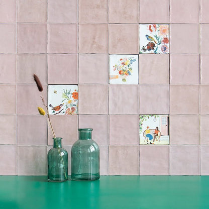 Bloementegeltjes met bloemen, vogels en figuren op roze betegelde muur