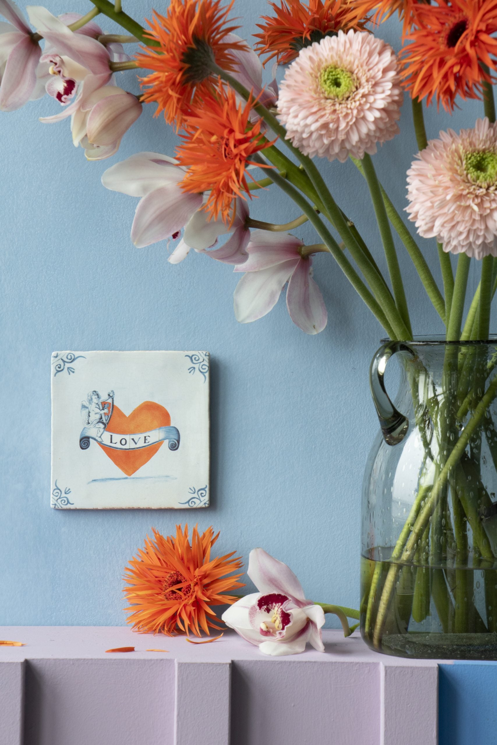Liefdes- en Valentijntegeltje met hart en engel, blauwe muurdecoratie