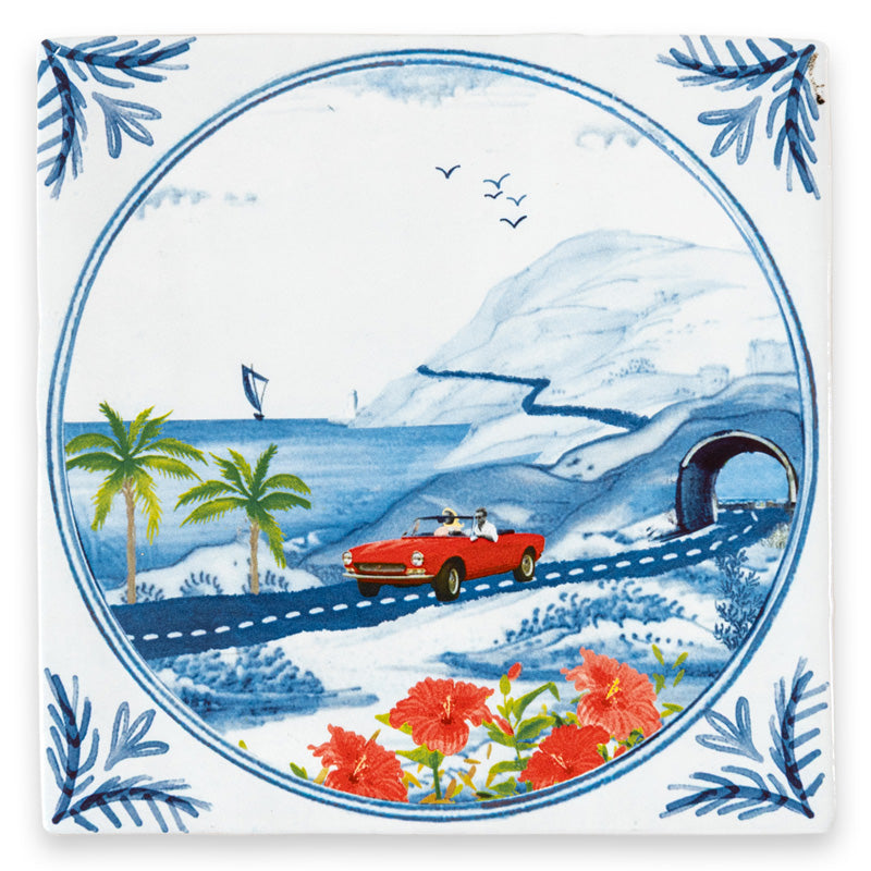 Delfts blauw tegeltje met rode old timer op road trip langs de kust