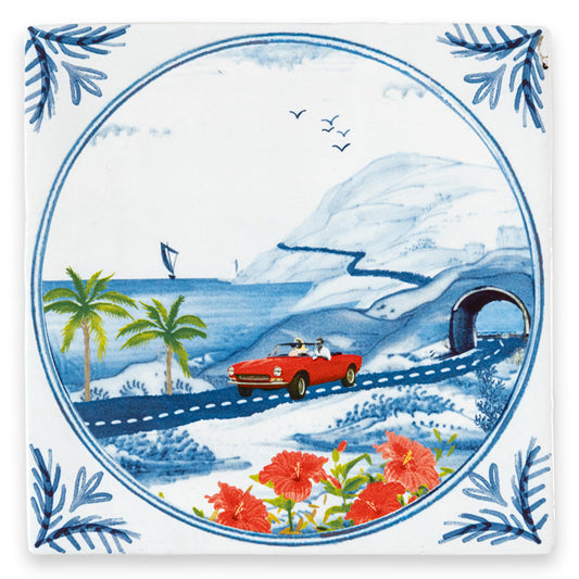 Delfts blauw tegeltje met rode old timer op road trip langs de kust