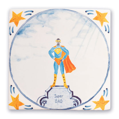 Gepersonaliseerd vaderdagtegeltje met superheld, gele sterren op witte achtergrond