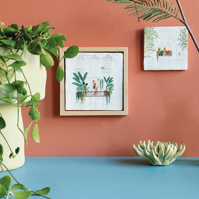 Nieuw huis cadeau tegel met balkon en planten aan muur