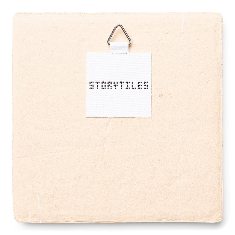 Tegeltje voorzijdenaamplaat Storytiles achterkant met ophanghaakje geplaatst