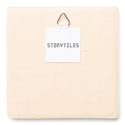 Tegeltje voorzijdenaamplaat Storytiles achterkant met ophanghaakje geplaatst