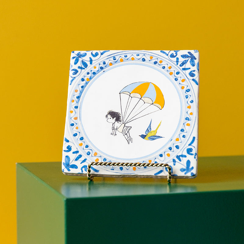 Delfts blauw Fiep Westendorp tegeltje Droomvlucht in messing houder voor een gele wand