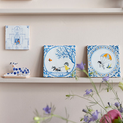 De StoryTiles Beste vriendjes en Droomvlucht als Delfts blauwe tegeltjes op een creme wandplankje