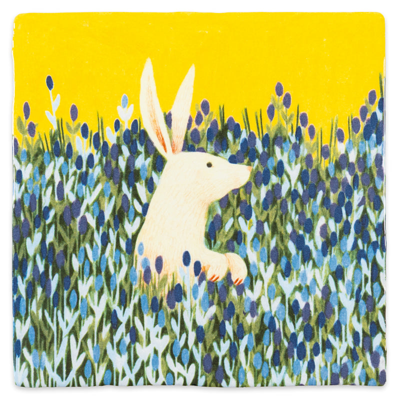 Tegeltje met witte haas in veld met blauwe bloemen