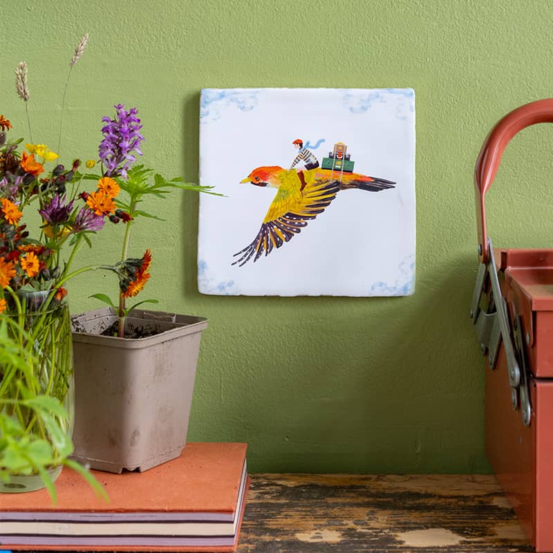 Nieuw huis en reis cadeau tegeltje met vliegende vogel aan muur