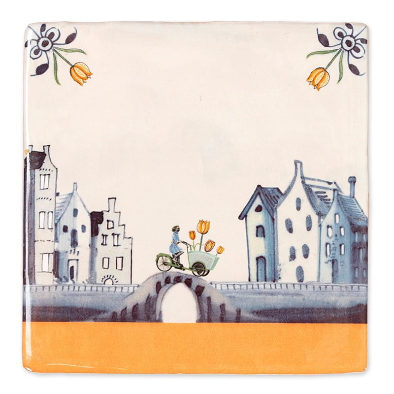 Delfts blauw tegeltje tulp met fietser op brug, omgeven door huizen