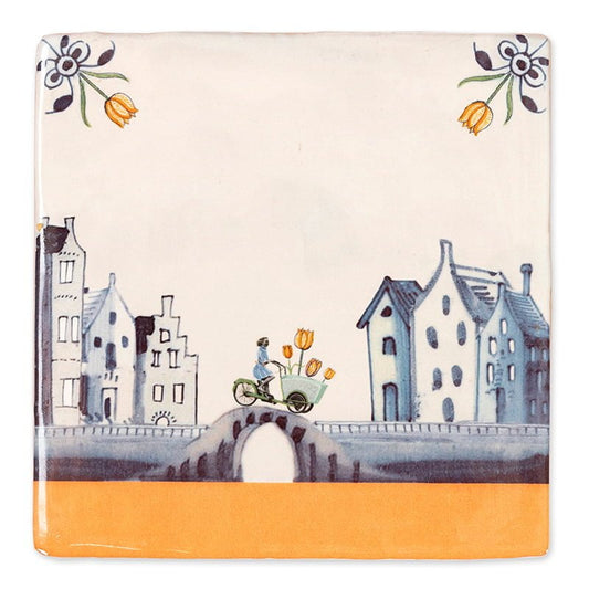 Delfts blauw tegeltje tulp met fietser op brug, omgeven door huizen