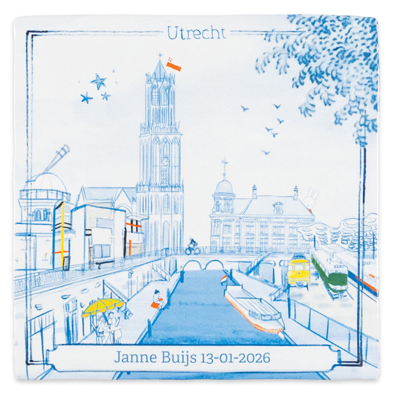 De Delfts blauwe stedentegels van StoryTiles zijn te personaliseren met naam en geboortedatum bijvoorbeeld, hier op de Utrecht tegel