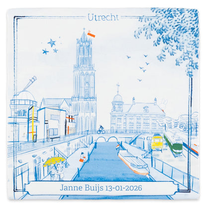 De Delfts blauwe stedentegels van StoryTiles zijn te personaliseren met naam en geboortedatum bijvoorbeeld, hier op de Utrecht tegel