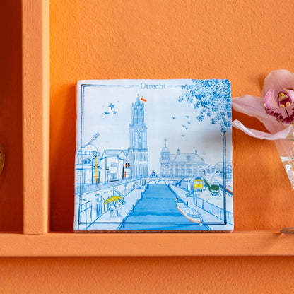 Stedentegel Utrecht in Delfts blauw op een oranje wandplankje