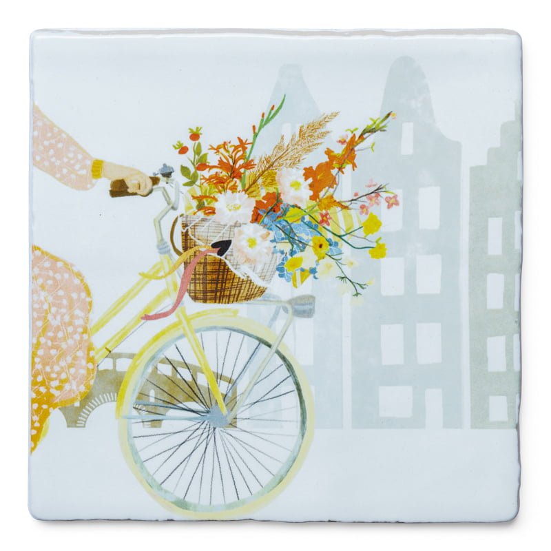 Bloementegeltje met fiets en bos bloemen in de mand voor huizen