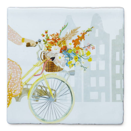 Bloementegeltje met fiets en bos bloemen in de mand voor huizen