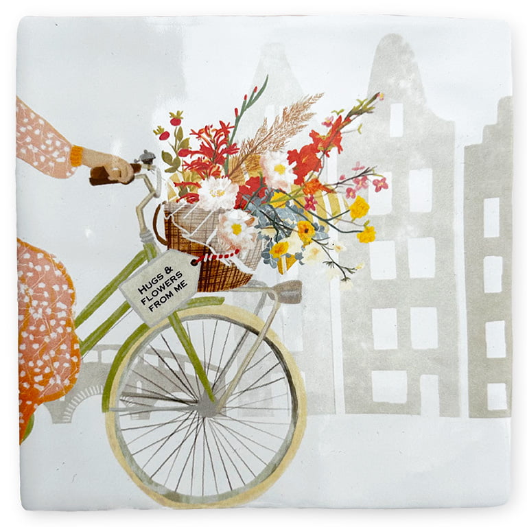 Gepersonaliseerd tegeltje met fiets en bloemen voor huisjes op de achtergrond