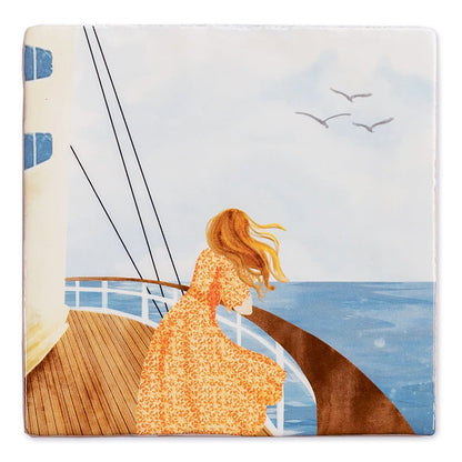 Tegeltje met vrouw op schip, kijkt naar zee